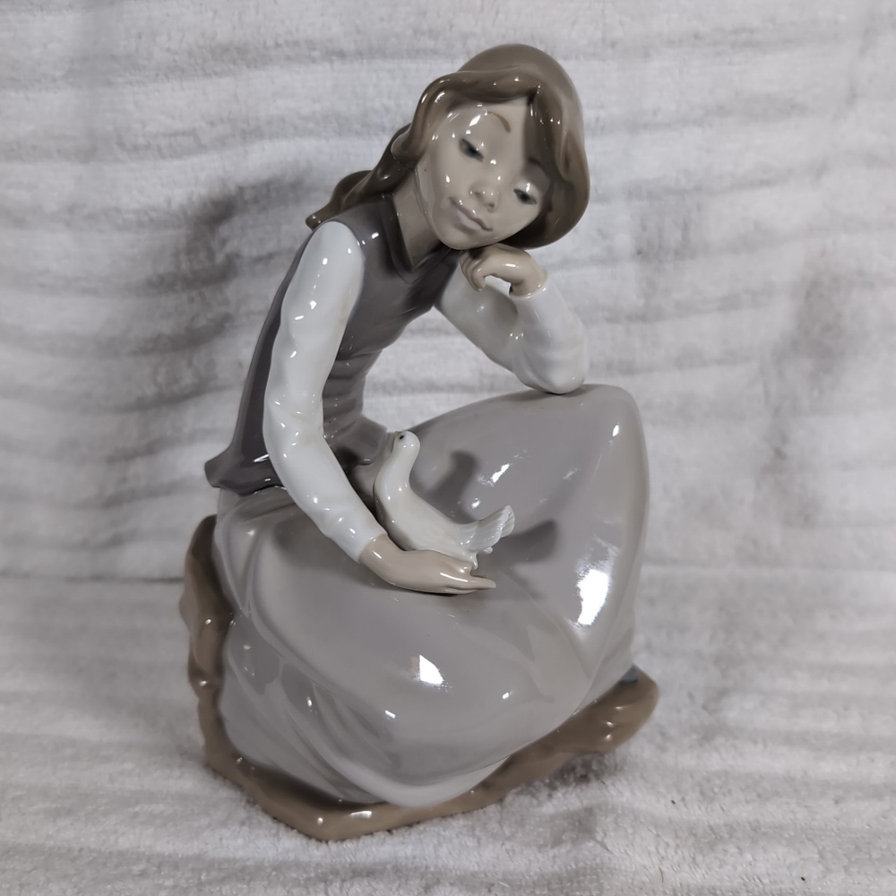 Lladro NAO Girl Watching Dove Bird Statue Figurine 1981 Porcelain Figure Spain